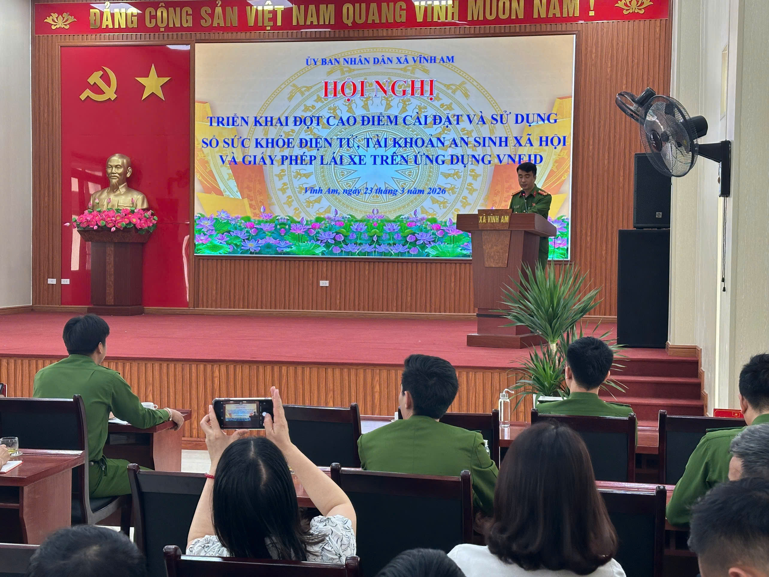 Xã Vĩnh Am triển khai đợt cao điểm cài đặt Sổ sức khỏe điện tử, tài khoản An sinh xã hội và giấy phép lái xe trên ứng dụng VNeID